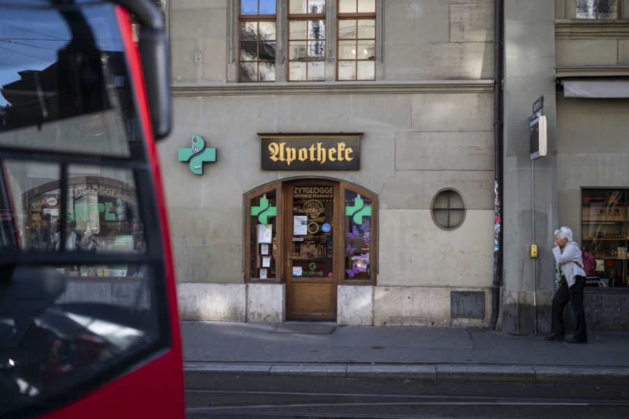 Da die 55-Jährige allein zu Hause war, konnte sie die Wunde nicht richtig versorgen und suchte deshalb eine Apotheke auf. (Symbolbild)