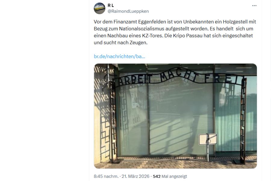 Es handelt sich um eine detailgetreue Nachbildung des Auschwitz-Tores, die eine unbekannte Person platziert hat.