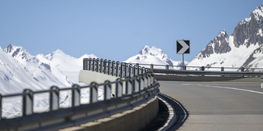 Die Gotthard-Passstrasse (im Bild die Tessiner Seite) wird ab Freitag nach der Wintersperre für den Strassenverkehr geöffnet. (Archivbild)