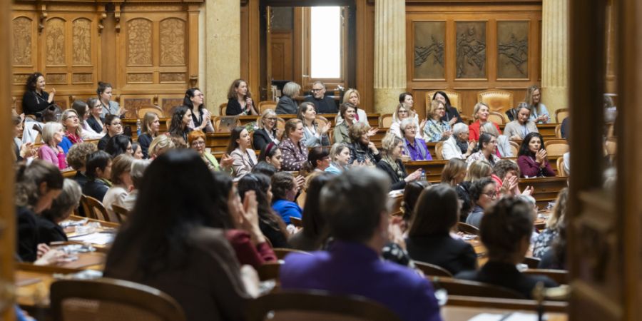 Diskussion von 200 Frauen im Nationalratssaal über die Chancen und Herausforderungen von KI für Gleichstellung.