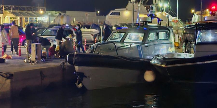 Beamte der griechischen Küstenwache führen in einem Hafen auf der ostägäischen Insel Chios Rettungsmaßnahmen durch, nachdem bei einer Kollision zwischen einem Schnellboot mit Migra...