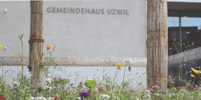 Uzwil Gemeindehaus Blumen Schriftzug
