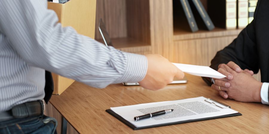 Hand Brief Mann Rücktritt