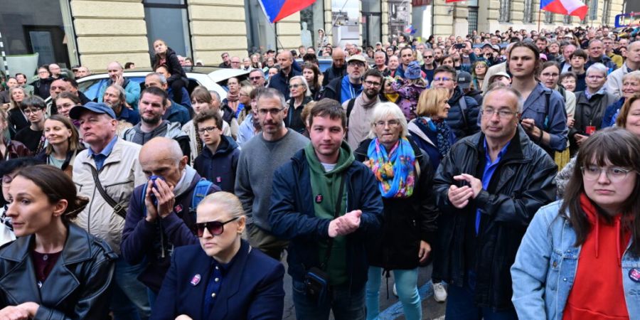 Teilnehmer eines Marsches, der vom Verein Million Moments for Democracy organisiert wurde, demonstrieren für die Unabhängigkeit der öffentlich-rechtlichen Medien in Tschechien. Foto:...
