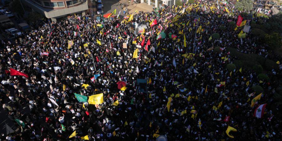 Demonstranten schwenken libanesische und Hisbollah-Flaggen während einer Protestkundgebung gegen den libanesischen Ministerpräsidenten Nawaf Salam vor dem Regierungsgebäude. Foto: Ha...