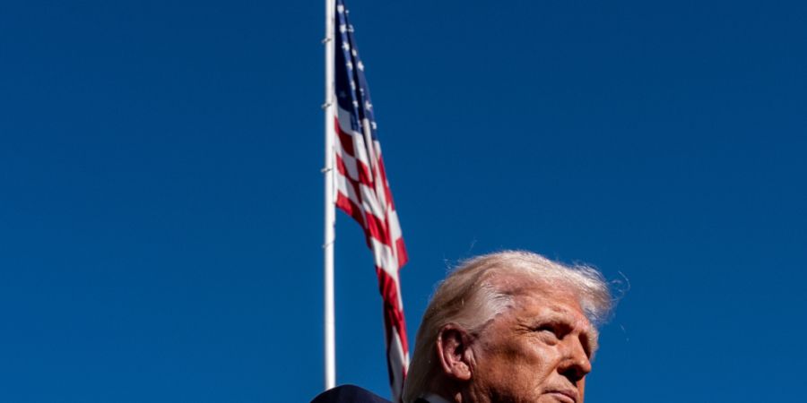 dpatopbilder - US-Präsident Donald Trump spricht mit Reportern, bevor er mit Marine One vom South Lawn des Weißen Hauses abfliegt. Foto: Alex Brandon/AP/dpa