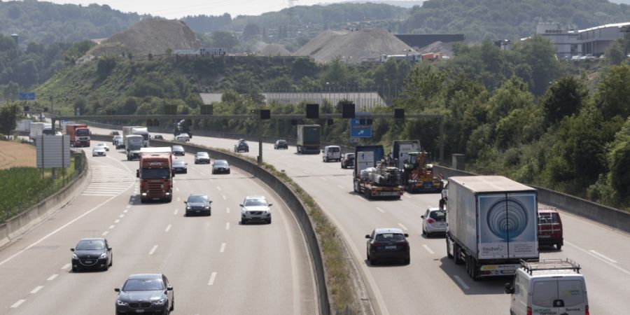 Der tödliche Vorfall führte zu grossen Verkehrsbehinderungen im Morgenverkehr auf der A2 Richtung Bern/Luzern. (Archivbild)