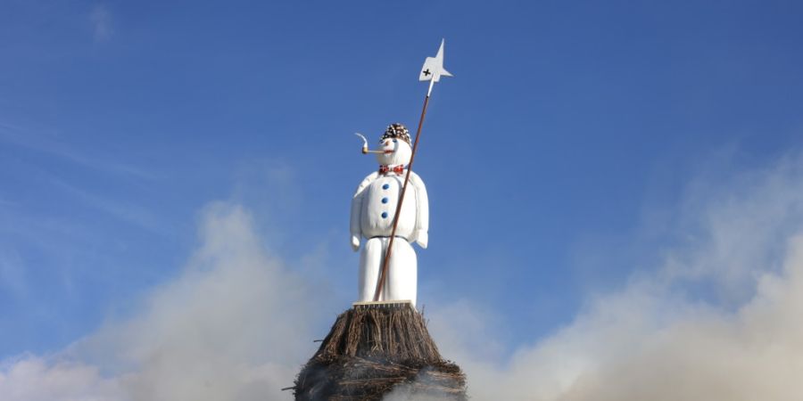 Der Böögg auf dem Scheiterhaufen. Am Montag geht es ihm wieder an den Kragen. (Archivbild)