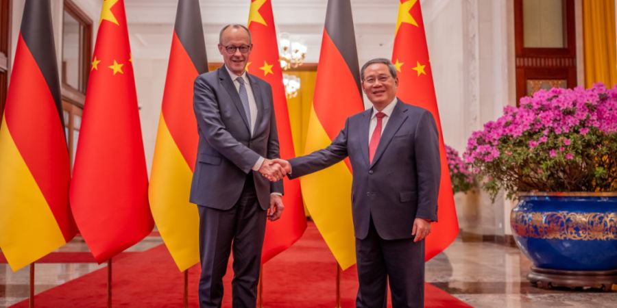 dpatopbilder - Bundeskanzler Friedrich Merz (CDU) wird von Li Qiang, Ministerpräsident von China, mit militärischen Ehren in der Großen Halle des Volkes begrüsst. Merz besucht erstm...