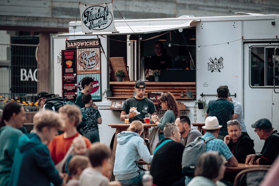 Die Food-Trucks stehen auf dem Vorplatz der Markthalle.