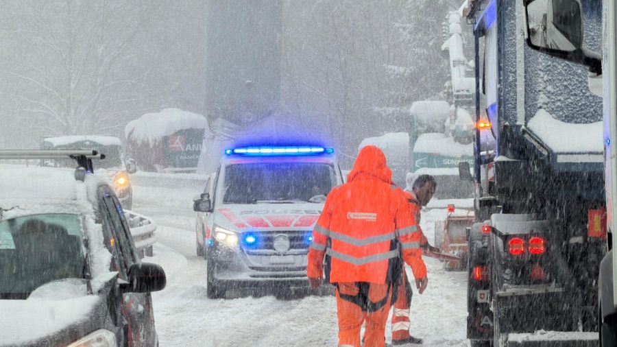 Die Polizei hat nun damit begonnen, die Strasse zu sperren.