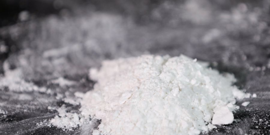 ARCHIV - Ein Teil eines großen Kokainfunds wird bei einer Pressekonferenz in Hamburg von der Polizei gezeigt. Foto: Christian Charisius/dpa (Archivbild)