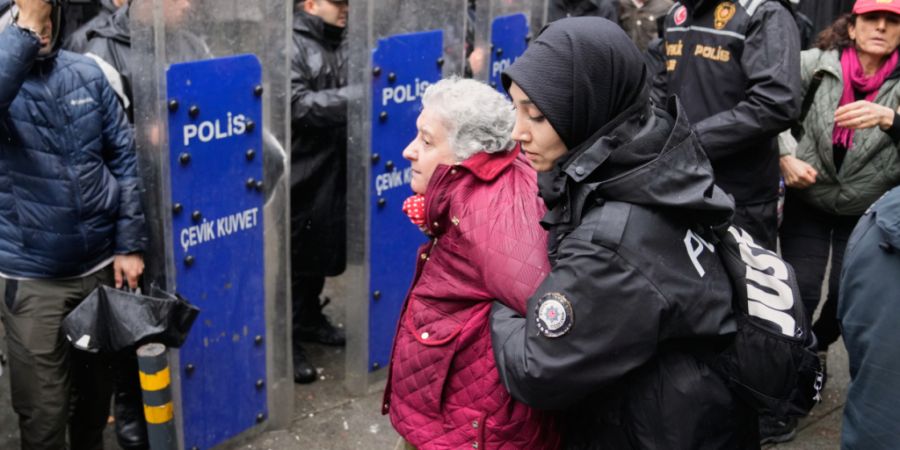 dpatopbilder - Gewerkschaftsmitglieder werden von türkischen Polizeibeamten festgehalten, als sie versuchen, während der Feierlichkeiten zum Tag der Arbeit zum Taksim-Platz in Istanbu...