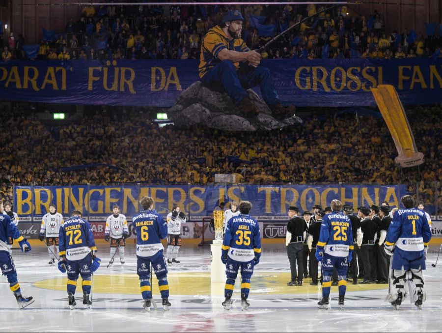Selbstredend sind die Fans des HC Davos im Stadion aber in Überzahl. Sie haben eine spezielle Choreo vorbereitet.