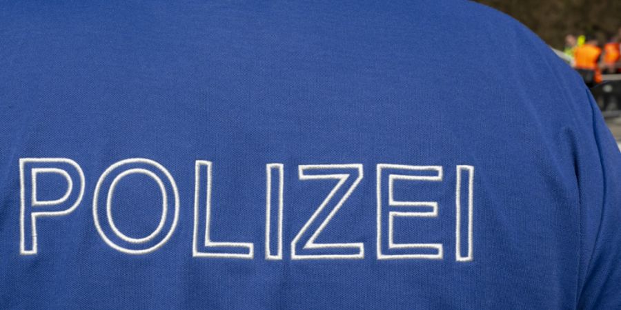 Nachdem in Muttenz BL am Donnerstagabend ein 59-jähriger Mann von zwei Unbekannten angegriffen worden war, musste dieser ins Spital gebracht werden. Nun sucht die Polizei Zeugen. (Arch...