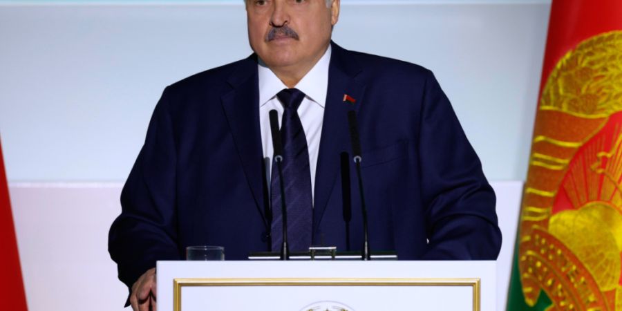 HANDOUT - Der belarussische Machthaber Alexander Lukaschenko spricht auf einer Sitzung der Gesamtbelarussischen Volksversammlung in Minsk (Archivbild). Foto: Uncredited/Belarusian Presi...