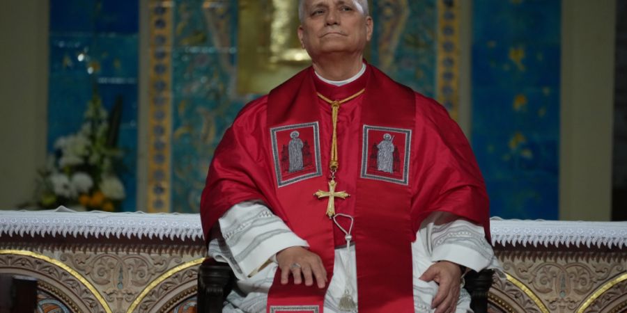 Papst Leo XIV. (M) besucht die algerische Gemeinde in der Basilika Unserer Lieben Frau von Afrika in Algier am ersten Tag seiner 11-tägigen Reise nach Afrika. Foto: Andrew Medichini/AP/dpa