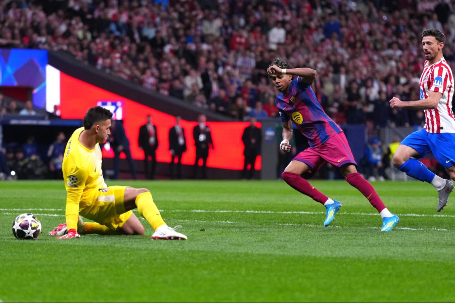 Lamine Yamal überwindet Goalie Musso früh.