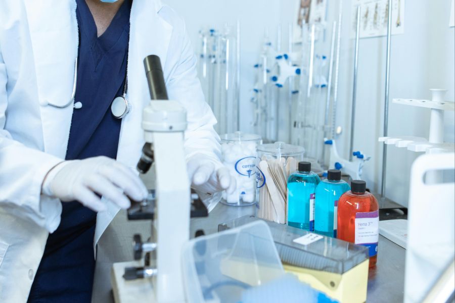 Bei Kontrollen untersuchen die Kantonschemiker die Farben bei den Herstellern oder im Labor. (Symbolbild)