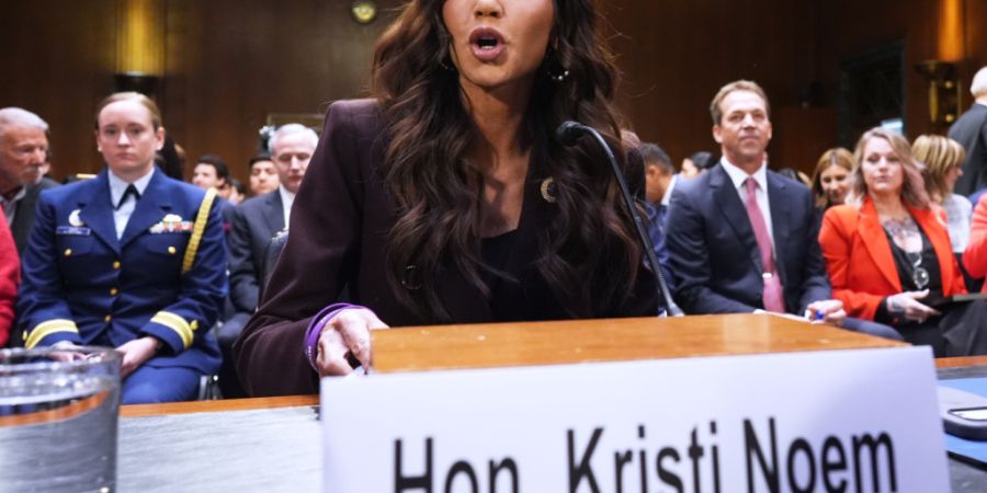 Die US-Ministerin für Heimtschutz, Kristi Noem, erscheint zu einer Anhörung vor dem Justizausschuss des Senats im Kapitol. Foto: J. Scott Applewhite/AP/dpa