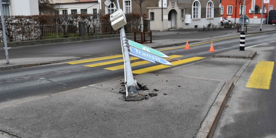 In Chur GR ist eine Autolenkerin mit einem Kandelaber kollidiert.