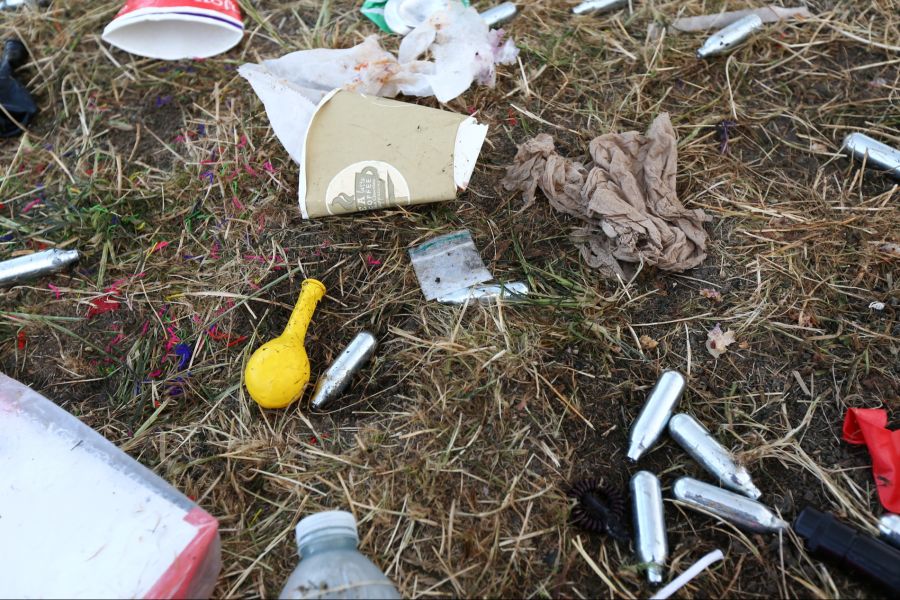 Auch an Festivals wird Lachgas als Droge konsumiert.