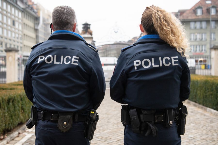 Die Kantonspolizei Bern bietet Schulungen für Schulleitungen, Lehrpersonen und weiteres Schulpersonal an. (Symbolbild)