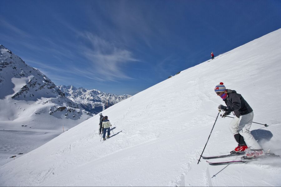 Noch in den 80er-Jahren trugen weniger Wintersportlerinnen und -sportler einen Helm.