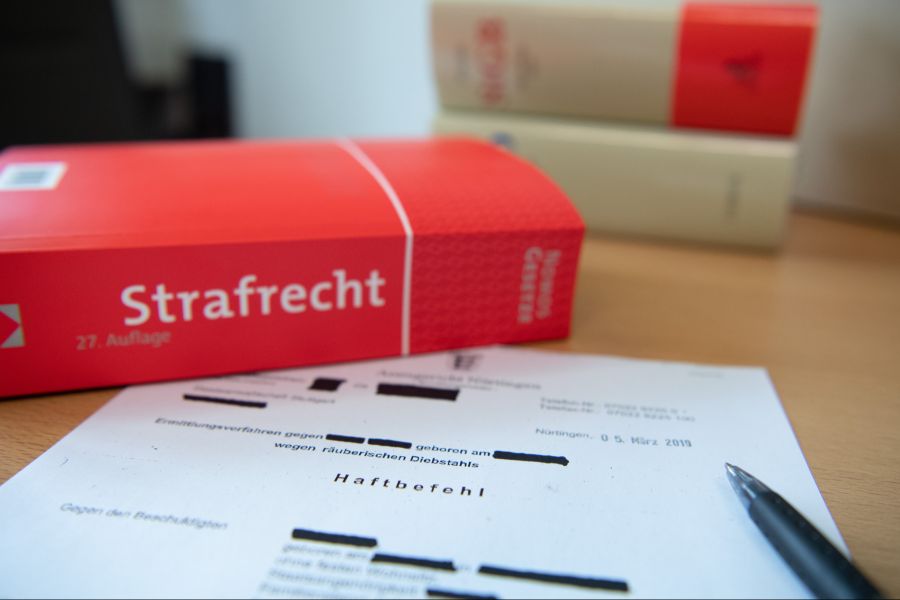 1999 erliess das FBI einen Haftbefehl, da der Mann mit einer US-Betrugsfirma zusammenarbeitete. (Symbolbild)