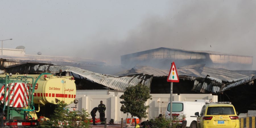 Feuerwehrleute arbeiten vor einem beschädigten Lagerhaus in einem Industriegebiet nach einem iranischen Angriff. Foto: Uncredited/AP/dpa