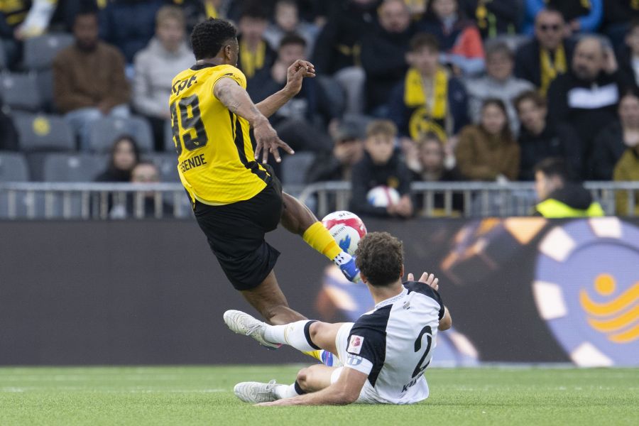 Kamberi verhindert einen Essende-Alleingang mit einer Grätsche ohne Chance auf den Ball.