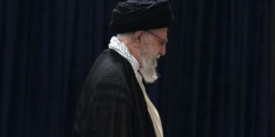 ARCHIV - Der iranische Oberste Führer Ajatollah Ali Chamenei verlässt das Gebäude nach der Stimmabgabe während der Präsidentschaftswahlen. Foto: Vahid Salemi/AP/dpa