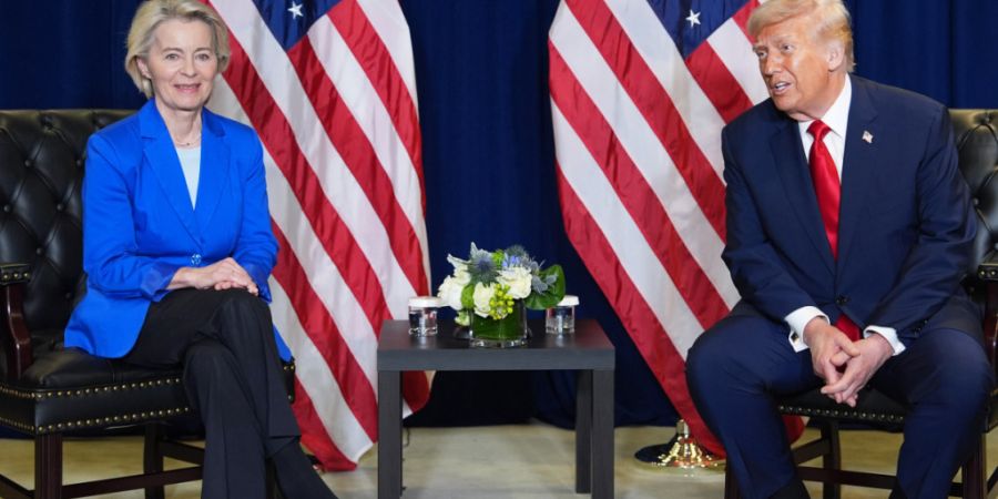 ARCHIV - Präsident Donald Trump trifft sich mit der Präsidentin der Europäischen Kommission Ursula von der Leyen am Rande der  Generaldebatte der UN-Vollversammlung. Foto: Evan Vucci...