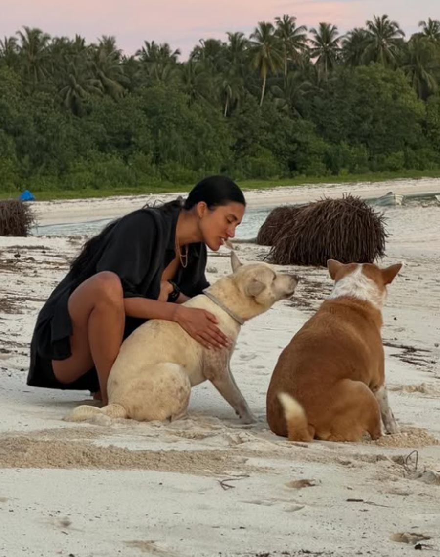 Auch seine Liebste geniesst die Zeit am Strand – und hat ein Herz für Tiere.