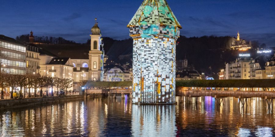 Anlässlich des Lichtfestivals Lilu werden Luzerner Sehenswürdigkeiten wie der Wasserturm der Kapellbrücke kunstvoll beleuchtet.