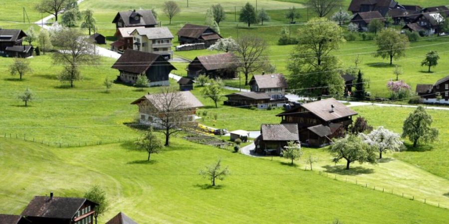 Die Kanton sind vom Bund gehalten, das Bauen ausserhalb der Bauzonen stärker zu steuern. (Symbolbild)