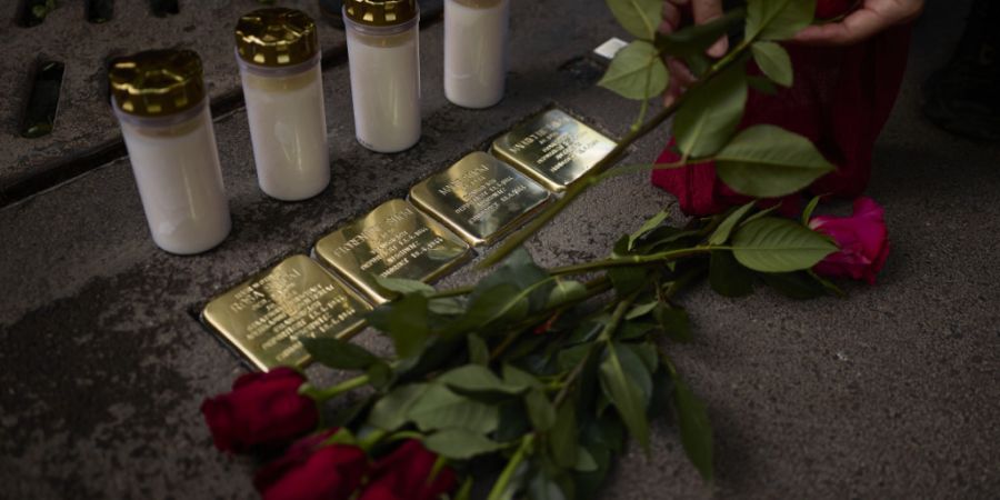 Am Donnerstag wurden in Zürich weitere Stolpersteine gesetzt, unter anderem für Rosa Sticki-Makow und ihre drei Töchter Florentine, Marie und Mauricette.