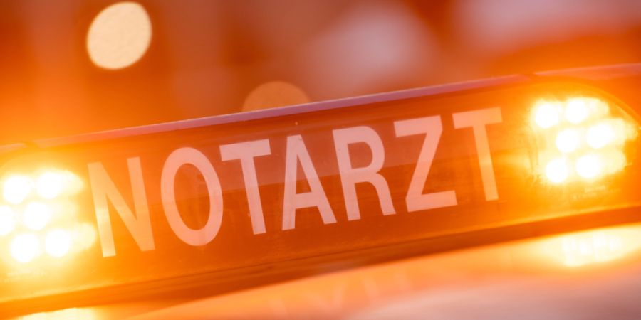 Nach einer Erstversorgung wurde der verletzte Arbeiter in ein Spital geflogen. (Symbolbild)