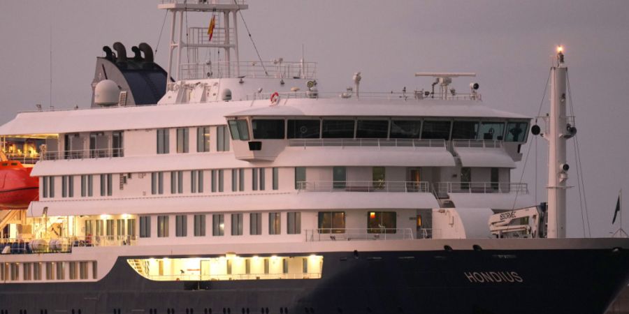 Das von einem Ausbruch des Hantavirus betroffene Kreuzfahrtschiff «MV Hondius». Foto: Manu Fernandez/AP/dpa