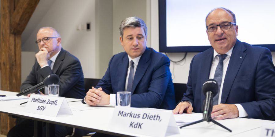 Markus Dieth, Präsident Konferenz der Kantonsregierungen (KDK, rechts), Mathias Zopfi, Präsident Schweizerischer Gemeindeverband (SGV, Mitte), und Hanspeter Hilfiker, Präsident Schwe...