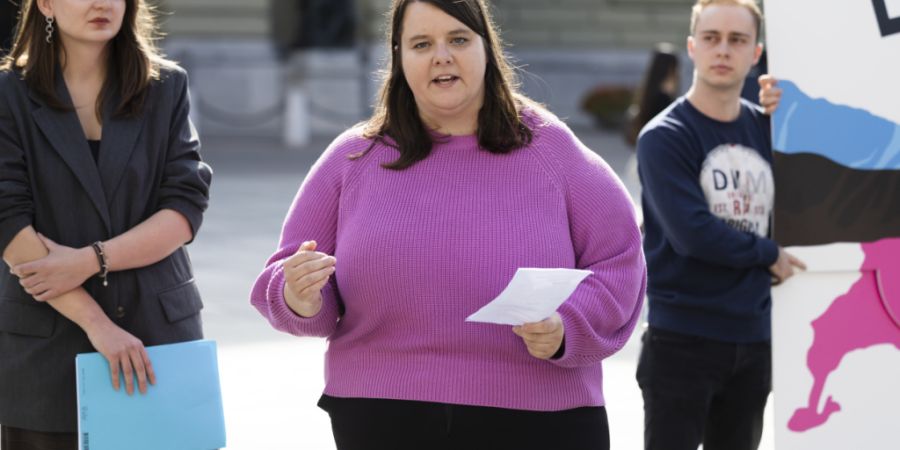 Lea Blattner (in der Mitte) bei einem politischen Auftritt im Oktober 2025 in Bern. (Archiv)
