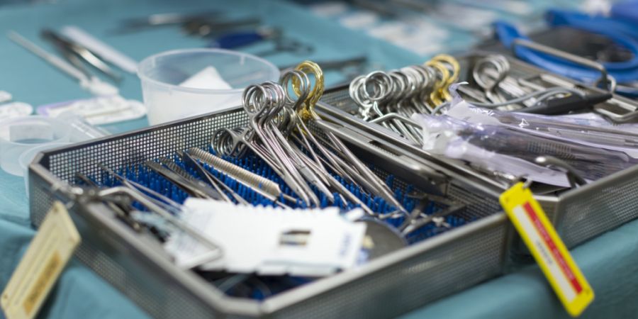 Die künstlichen Bandscheiben sollen bei allen sieben vom Chirurgen operierten Patienten versagt und körperliche Schäden hinterlassen haben. (Symbolbild)