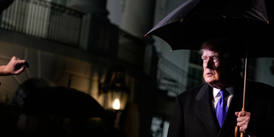 US-Präsident Donald Trump spricht mit Reportern, bevor er mit Marine One vom South Lawn des Weißen Hauses abfliegt. Foto: Alex Brandon/AP/dpa