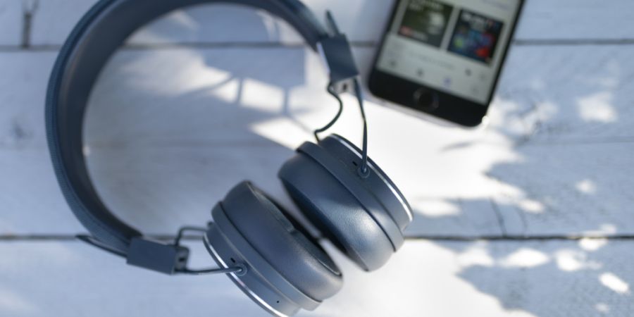 Musikhören kann Parkinsonsymptome lindern. (Symbolbild)