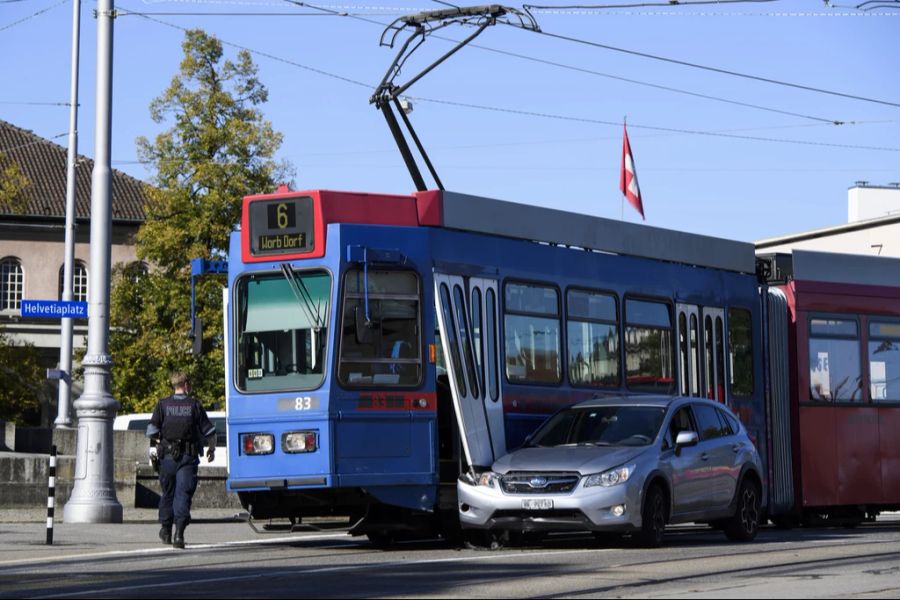 Ein Auto kollidierte mit einem Tram der Linie 6, am 11. Oktober 2019 am Helvetiaplatz in Bern.