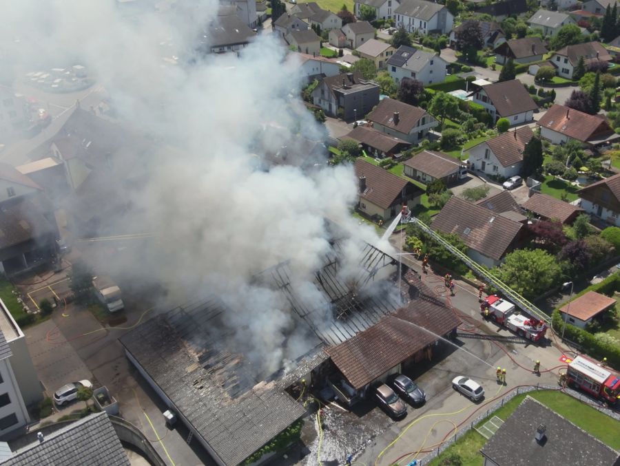 Die Behörden sprechen von  einer «starken Rauchentwicklung» und warnen vor den Folgen des Feuers.