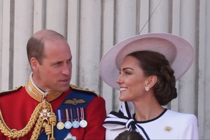Gemeinsam nehmen Prinz William und Kate Middleton an der «Trooping the Colour»-Zeremonie zu Ehren von König Charles Geburtstag teil. Gareth Fuller/PA Wire/dpa William und Kate