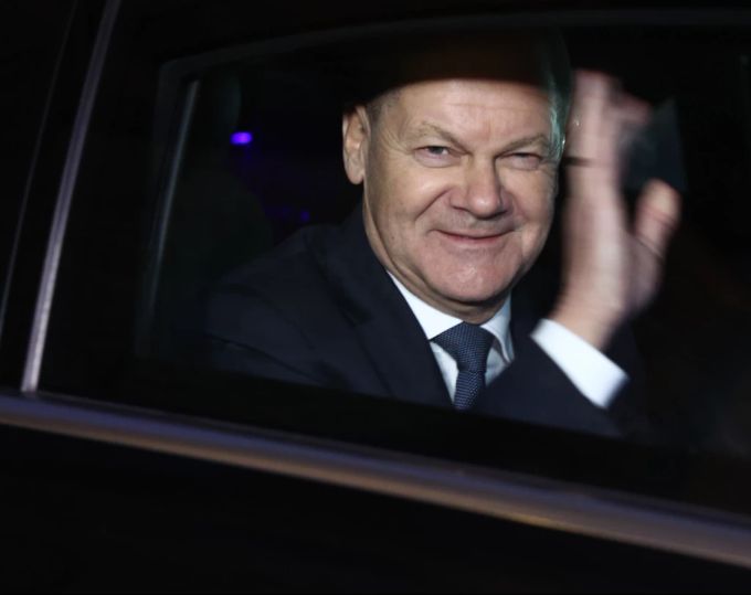 Bundeskanzler Olaf Scholz (SPD) verlässt nach seiner verlorenen Vertrauensfrage in einem Dienstfahrzeug das Bundestagsgelände, um zum Bundespräsidenten zu fahren. Olaf Scholz Vertrauensfrage