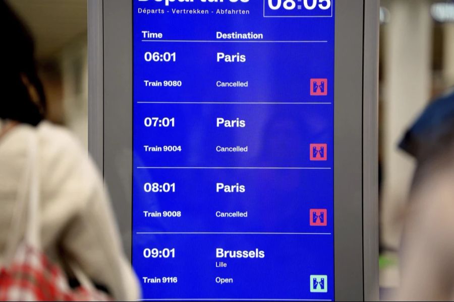 Eine Anzeige am Gare du Nord in Paris, welche die gestrichenen Züge zeigt.