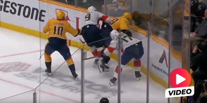Brutalo-Check in NHL - Roman Josi kracht mit dem Kopf in die Bande